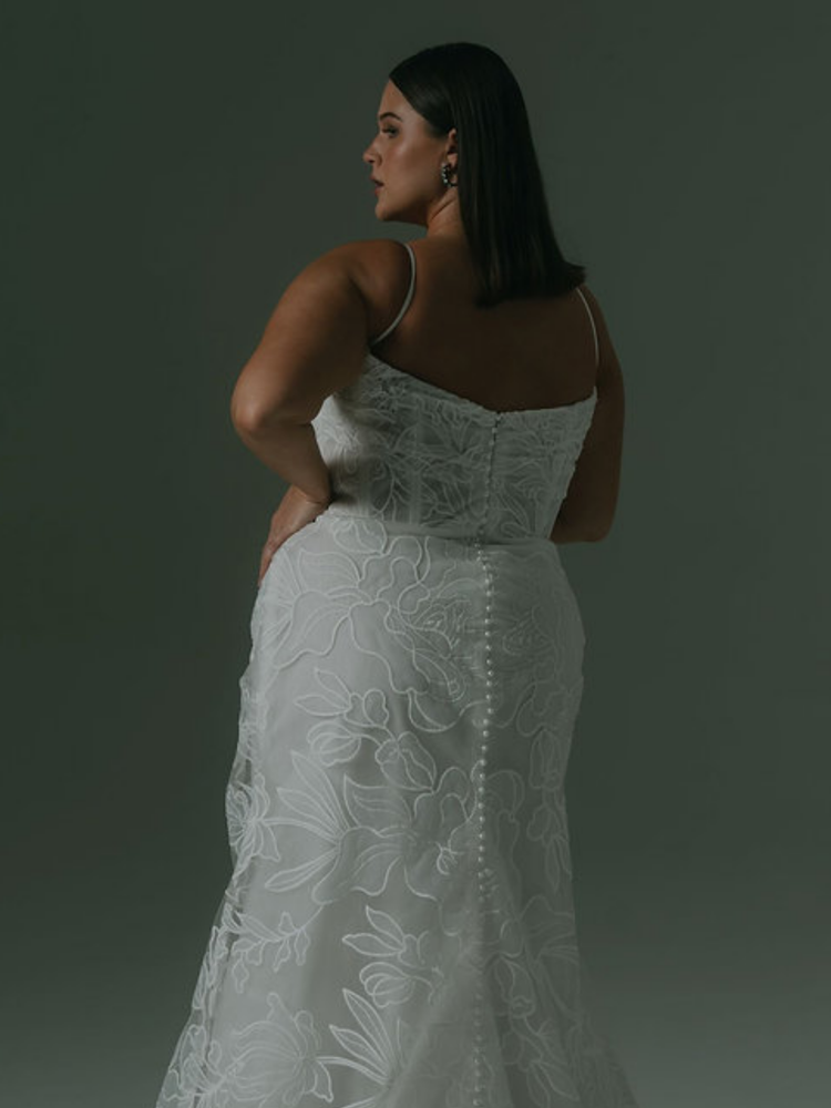 Andi with Overskirt
